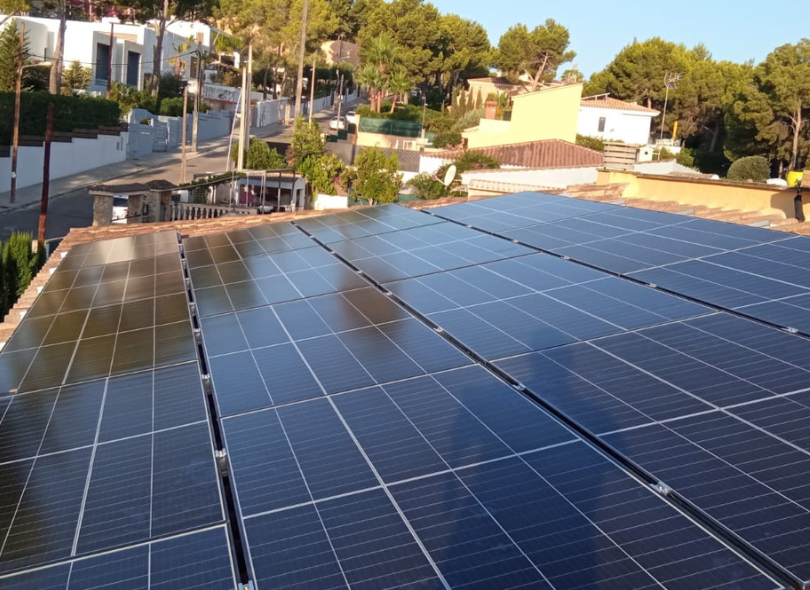 Instalación FV autoconsumo sobre cubierta.